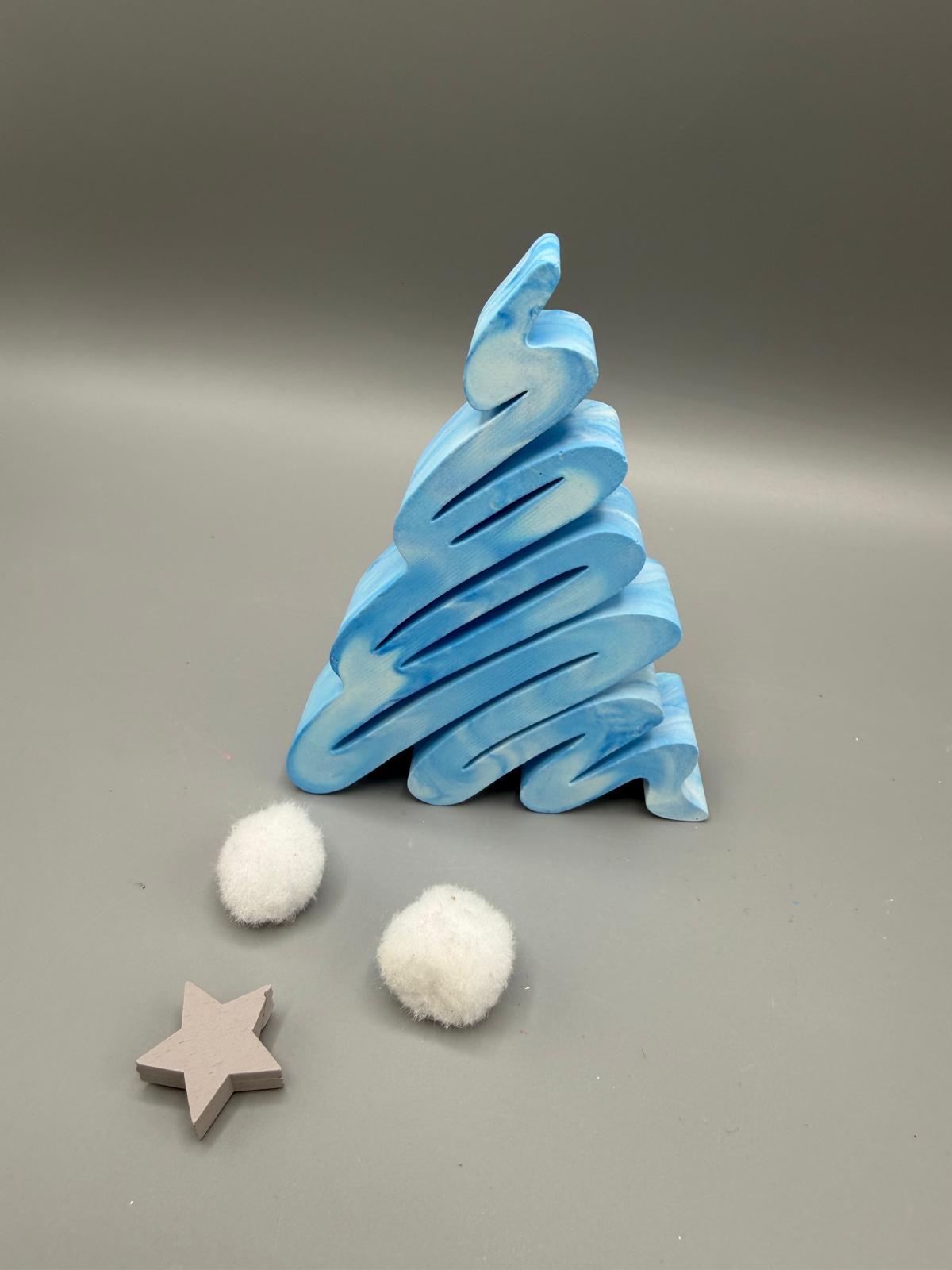 Winter Deko Baum – handgefertigte Weihnachtsbaum Figur in Blau-Weiß, moderne Winterdekoration