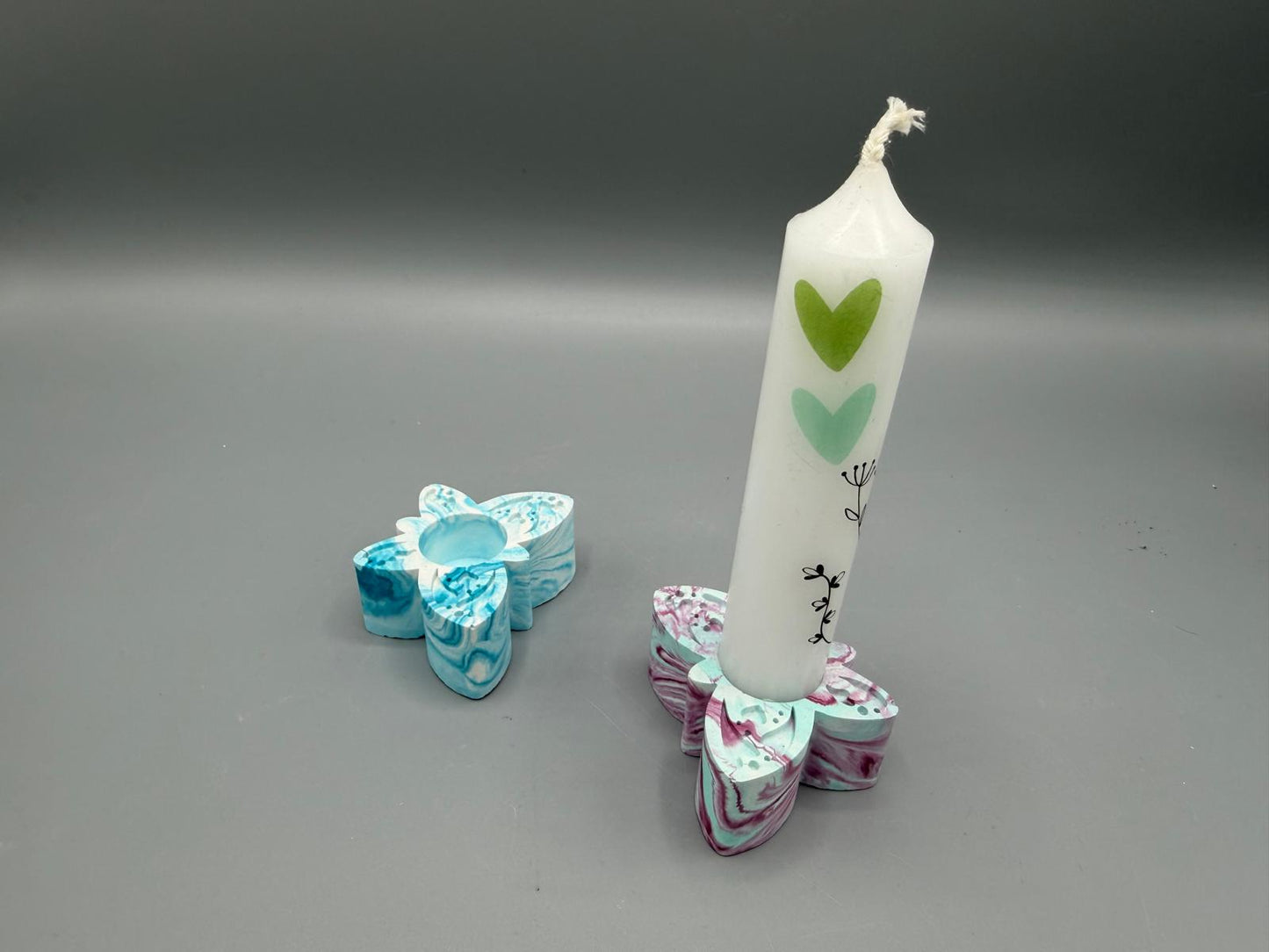 Geschenk-Set: Marmorierter Schmetterling-Kerzenhalter inkl. Motiv-Kerze