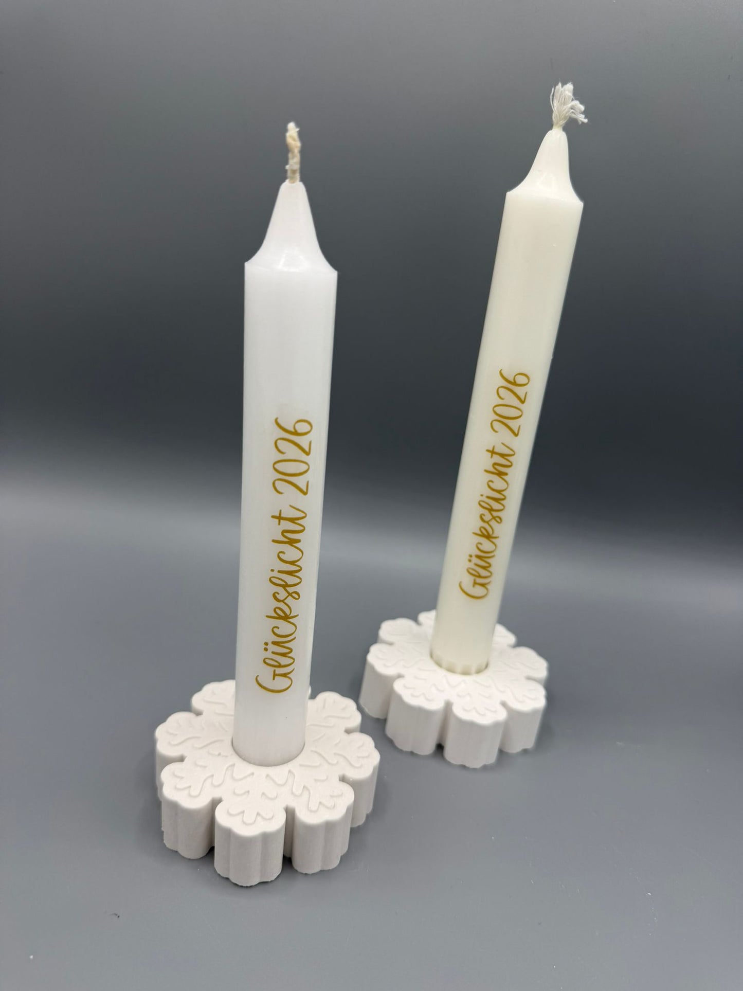 Schneeflocken Kerzenhalter inkl. Stabkerze – „Glückslicht 2026“, Winterdeko