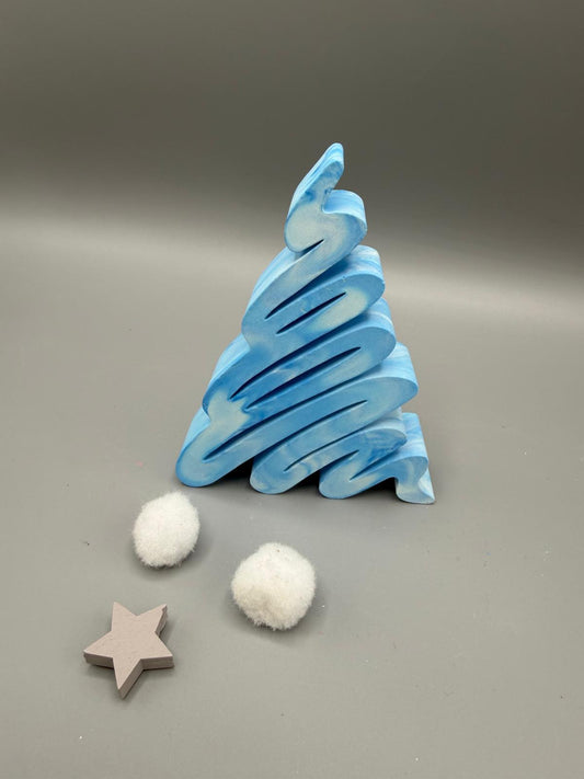 Winter Deko Baum – handgefertigte Weihnachtsbaum Figur in Blau-Weiß, moderne Winterdekoration