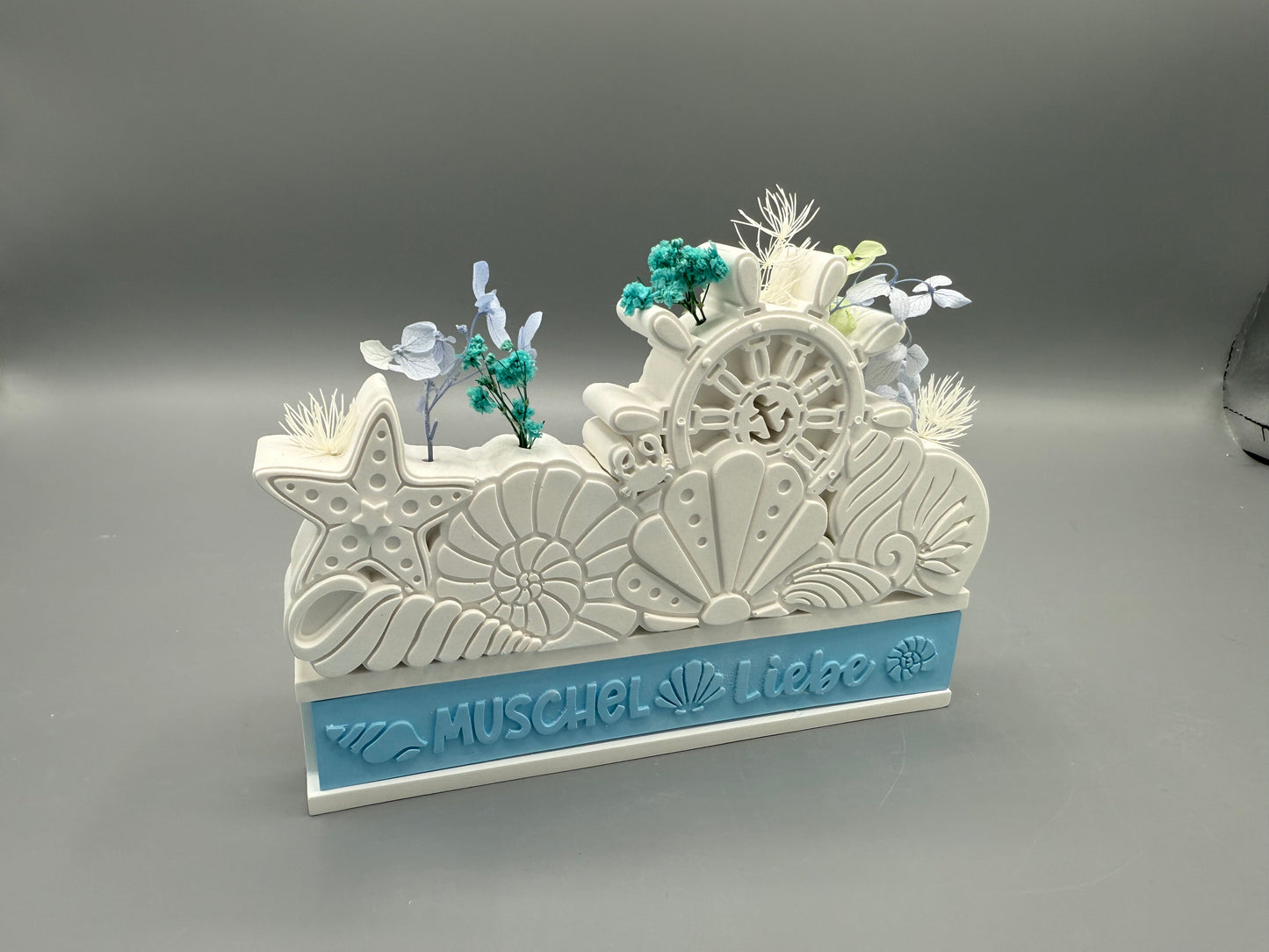 🌊 Maritime Deko „Muschel Liebe“ – Tischdeko mit Muscheln, Steuerrad & Trockenblumen, Küsten Dekofigur im Strandhaus-Stil